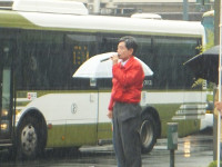 雨の中での街頭演説