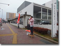 雨の街頭演説