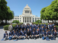 国会前にて地元中学生と